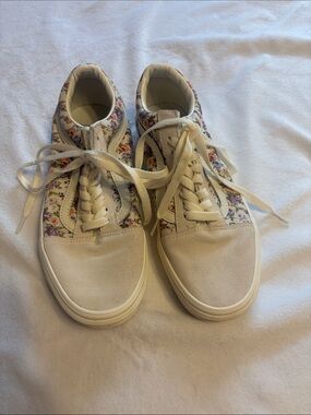 Floral Lace-Up Women's Sneakers in Cream